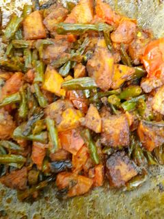 बींस आलू की सब्जी (beans aloo ki sabzi recipe in Hindi) रेसिपी मुख्य फोटो