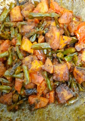 बींस आलू की सब्जी (beans aloo ki sabzi recipe in Hindi) रेसिपी मुख्य फोटो