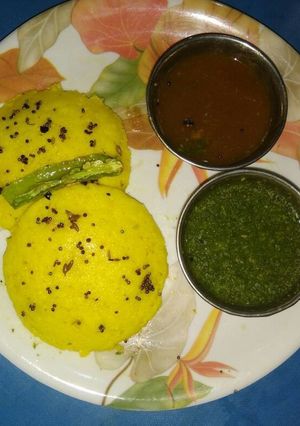A picture of Idli sambhar.