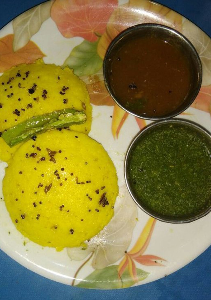 A picture of Idli sambhar.