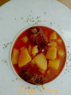 Una foto de Patatas guisadas con costillas de cerdo adobadas