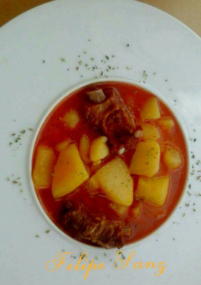Una foto de Patatas guisadas con costillas de cerdo adobadas