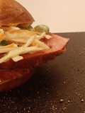 Leberkäse-Burger mit Coleslaw