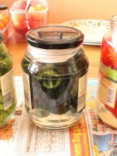Una foto de Ajíes bien picantes, jalapeños y habaneros en vinagre y sal