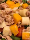 Ensalada de rúcula, mango, palmitos, atún y tomate. Con vinagreta agridulce