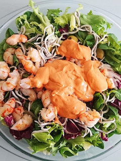 Una foto de Ensalada en salsa rosa