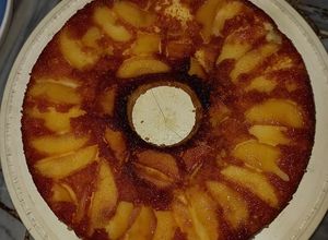 Una foto de Torta de manzanas invertida Fácil y Rica ♡