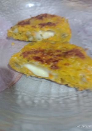 Una foto de 🙌Hamburguesas vegetarianas con 💛 de quesito 😉🫛🥕🧀