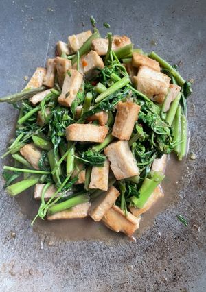 รูปของ ผัดกระเฉดไฟแดงเต้าหู้ปลา plant based