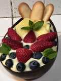 Uovo con crema chantilly e frutta fresca
