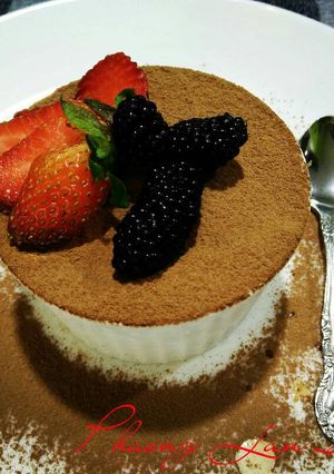 Hình của món Tiramisu truyền thống của Ý.