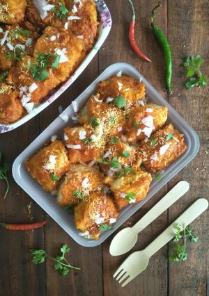 A picture of Seyal paav (bread in onion tomato gravy).