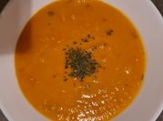 Una foto de crema de calabaza con cilantro