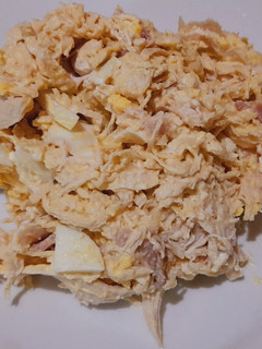 Una foto de Ensalada fresca de pollo 🍗, huevo 🥚 y panceta 🥓 😋🥰 Keto
