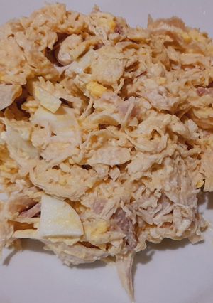 Una foto de Ensalada fresca de pollo 🍗, huevo 🥚 y panceta 🥓 😋🥰 Keto