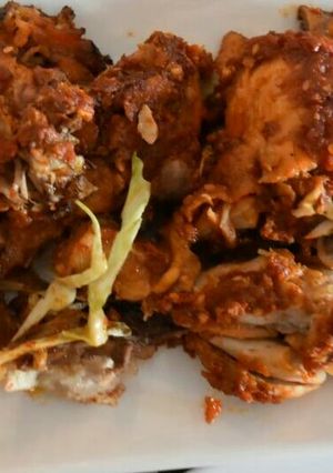 A picture of Peppered chicken with cabbage and lemon.