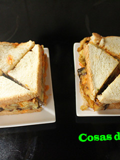 Una foto de Triángulos de pan de molde con tortilla