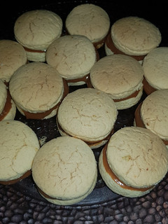 Una foto de Alfajores de maizena dulce de leche con un toque de coñac