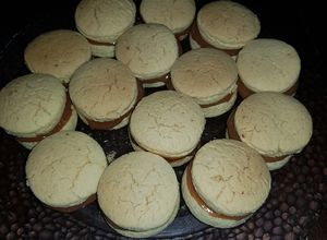 Una foto de Alfajores de maizena dulce de leche con un toque de coñac