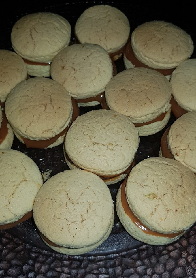 Una foto de Alfajores de maizena dulce de leche con un toque de coñac