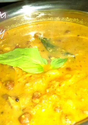 A picture of Varutharacha kadala curry.