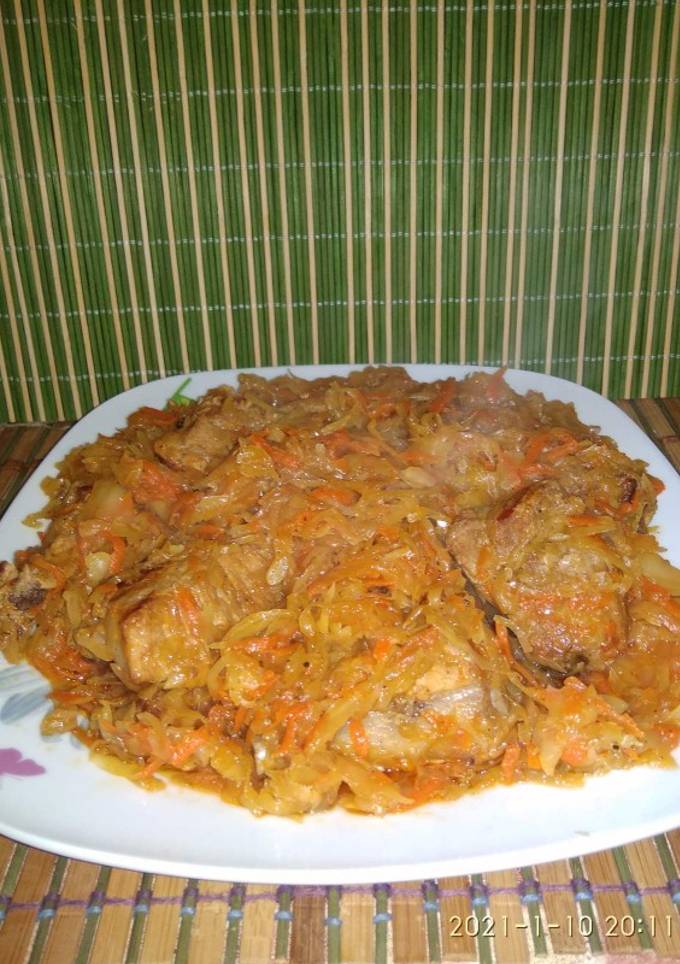 Капуста тушена з ребрами
