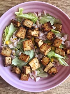 Una foto de Ensalada templada de tofu 🥗