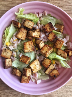 Una foto de Ensalada templada de tofu 🥗