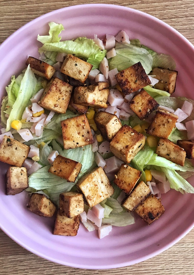 Una foto de Ensalada templada de tofu 🥗