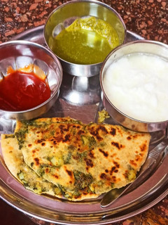 आलू बथुआ पराठा(aloo bathua ka paratha recipe in Hindi रेसिपी मुख्य फोटो