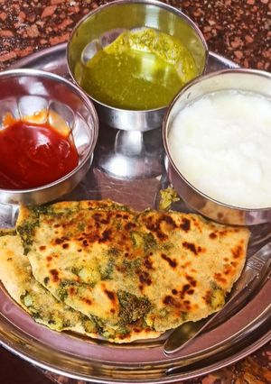 आलू बथुआ पराठा(aloo bathua ka paratha recipe in Hindi रेसिपी मुख्य फोटो