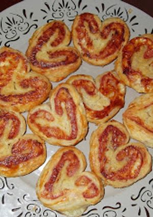 Una foto de Palmeras saladas de jamón y queso