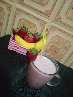 صورة لوصفة سموثي الفراولة🍓 و الموز🍌