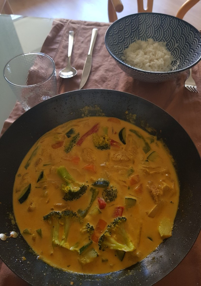 Una foto de Curry de pollo y verduras