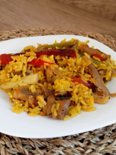Una foto de Arroz con secreto de cerdo y setas variadas