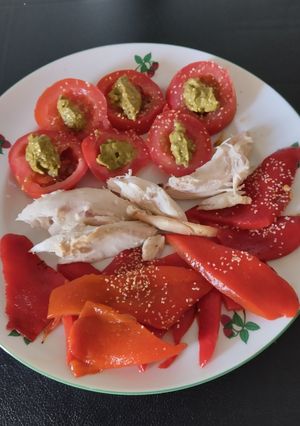 Une photo de Salade tomates, poivrons et poulet 🐔