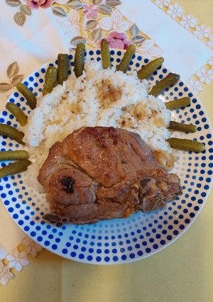 Sült hús rizzsel csemege uborkával recept fotója