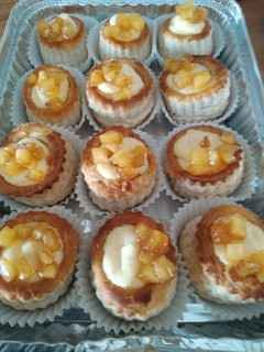 Una foto de Hojaldritos de crema y manzana caramelizada