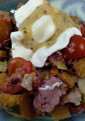 Una foto de Ensalada con un toque de pancitos fritos