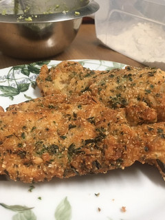 Una foto de Pollo empanado con ajo y rúcula