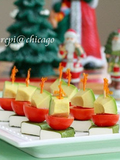 A picture of Christmas Color Pincho Veggies & Cheese.