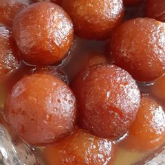 A picture of Gulab Jamun.