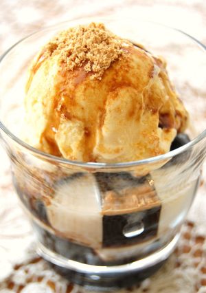 A picture of Brown Sugar Agar with Vanilla Ice Cream.