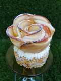 Rosas de manzana sobre crujiente de Avellanas y Toffee