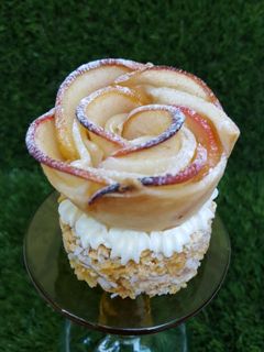 Una foto de Rosas de manzana sobre crujiente de Avellanas y Toffee