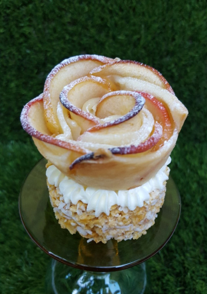 Una foto de Rosas de manzana sobre crujiente de Avellanas y Toffee