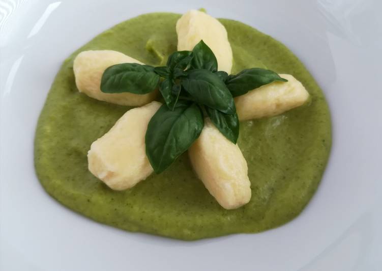 Gnudi su crema di zucchine