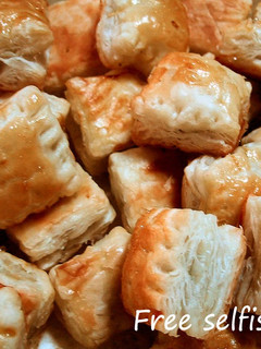 A picture of Chocolate Pie Bites made with Frozen Puff Pastry.