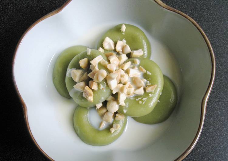 How to Cook Delicious Matcha Dango With Sweet Milk Sauce