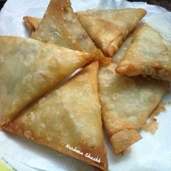 A picture of Chicken cheese samosas.